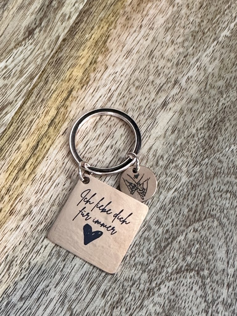 Personalisierter Kalender-Schlüsselanhänger in Roségold – inkl. Mini-Anhänger